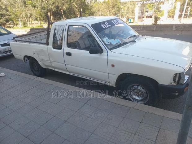 Toyota Hilux 1990 White