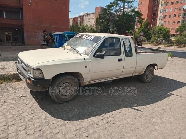 Toyota Hilux 1990 White