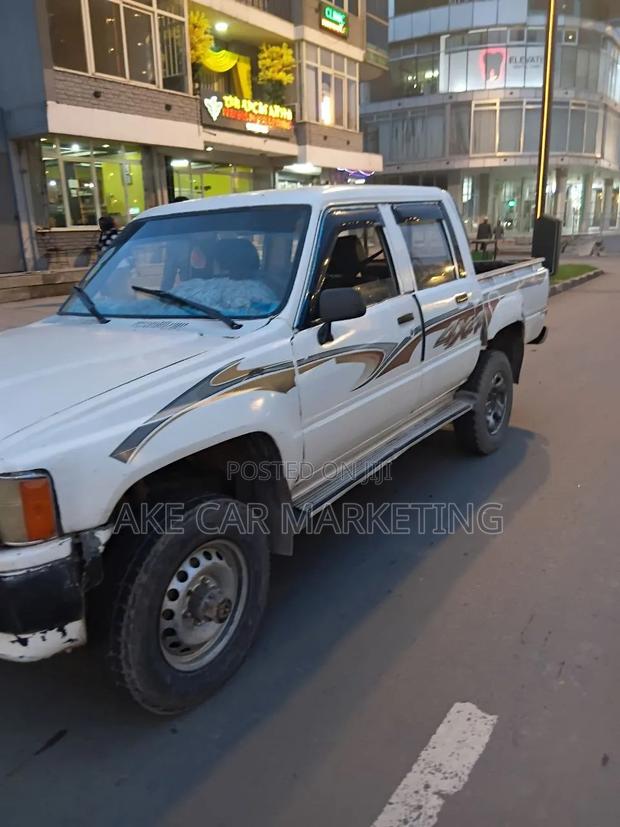 Toyota Hilux 1995 White