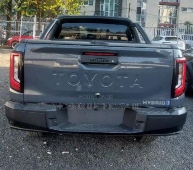 New Toyota Hilux 2026 Gray