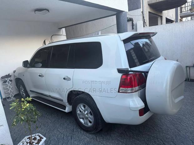 Toyota Land Cruiser 2010 White