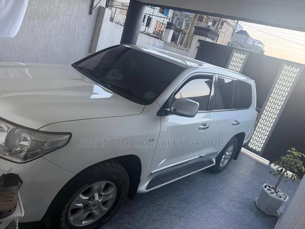 Toyota Land Cruiser 2010 White