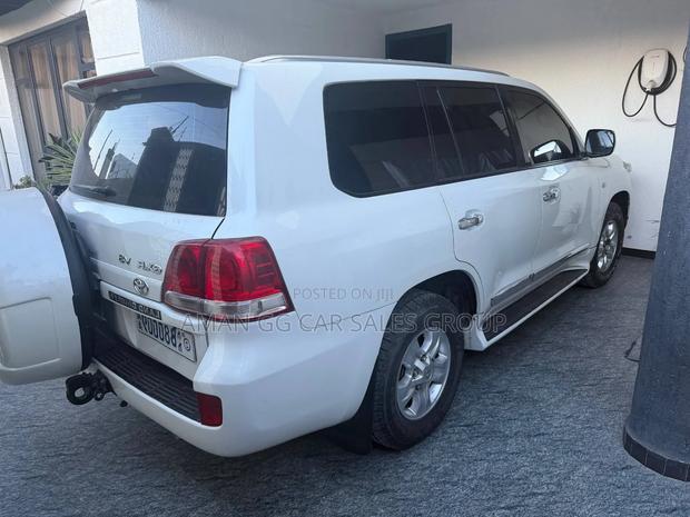 Toyota Land Cruiser 2010 White