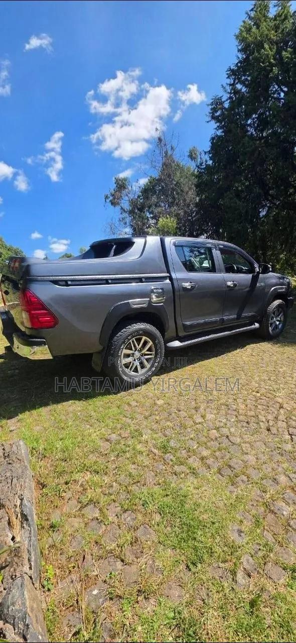 Toyota Hilux 2018 Gray