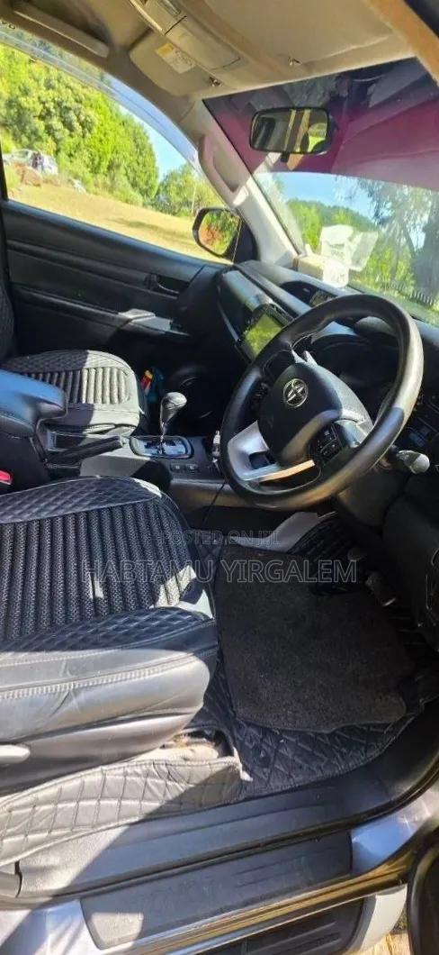 Toyota Hilux 2018 Gray
