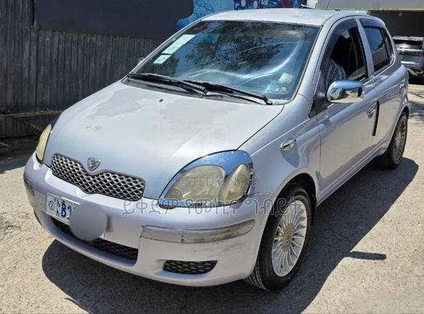 Toyota Vitz 2004 Silver