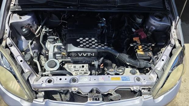 Toyota Vitz 2004 Silver