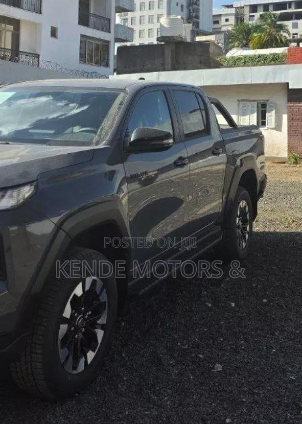New Toyota Hilux Active (Hybrid) 2026 Gray