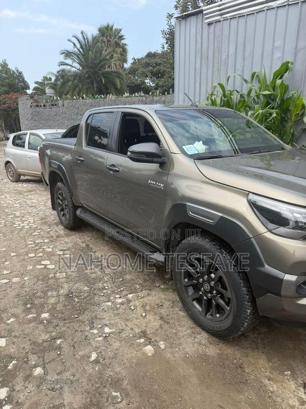 Toyota Hilux 2021 Burgundy