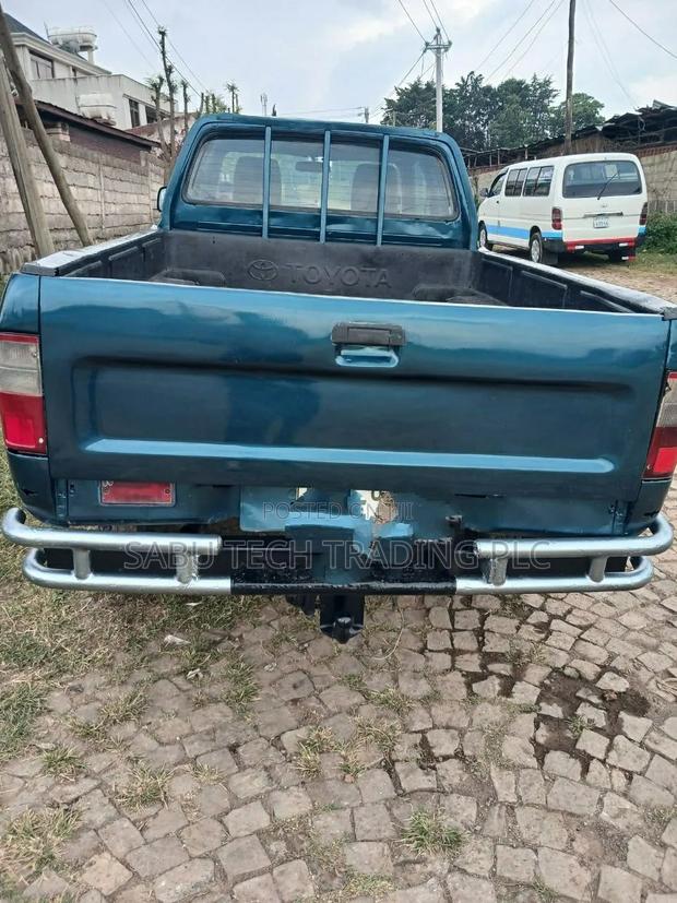 Toyota Hilux 2000 Blue