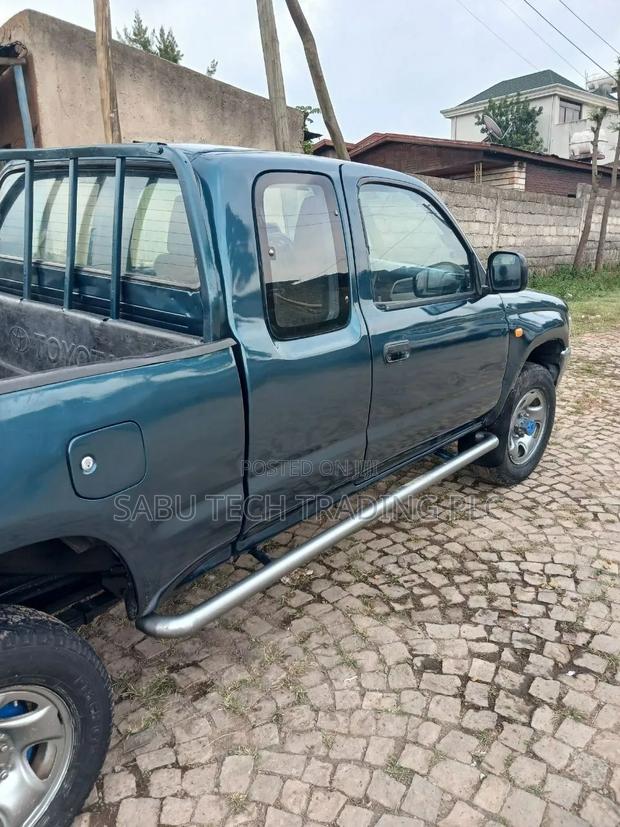 Toyota Hilux 2000 Blue