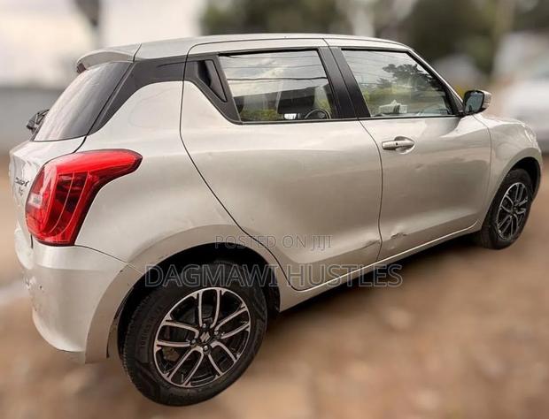 Suzuki Swift 2021 Silver