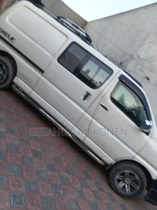 Car 2010 White