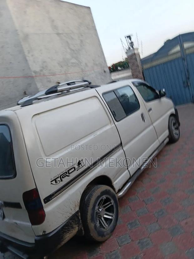 Car 2010 White