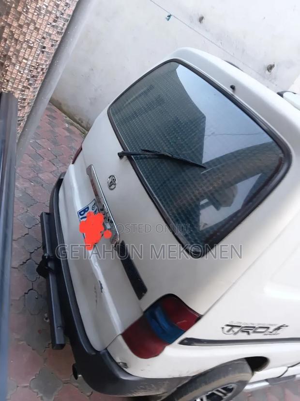 Car 2010 White