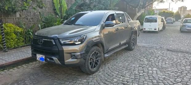 Toyota Hilux 2021 Gray