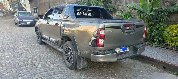 Toyota Hilux 2021 Gray