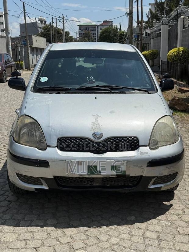 Toyota Vitz 2004 Silver