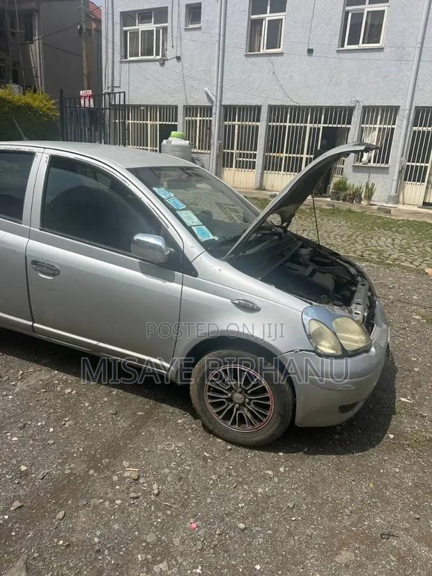 Toyota Vitz 2004 Silver