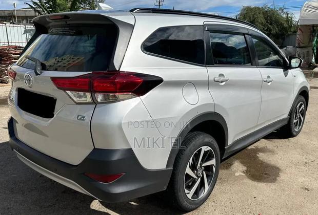 Toyota Rush 2023 Silver