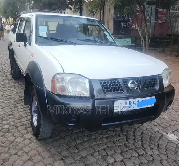 Nissan DoubleCab 2008 White