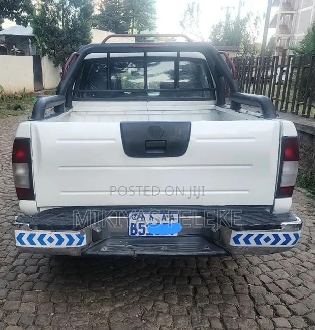 Nissan DoubleCab 2008 White