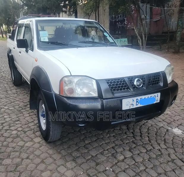 Nissan DoubleCab 2008 White
