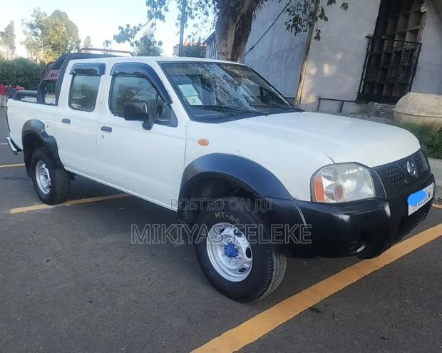 Nissan DoubleCab 2008 White