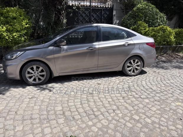 Hyundai Accent 2012 Silver