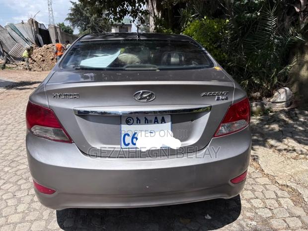 Hyundai Accent 2012 Silver