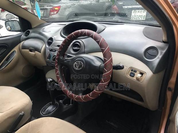 Toyota Vitz 2004 Yellow