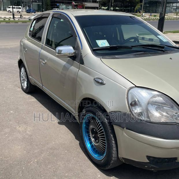 Toyota Vitz 2004 Silver