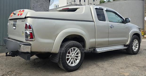 Toyota Hilux 2013 Gold