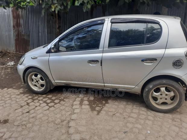 Toyota Vitz 1999 Silver