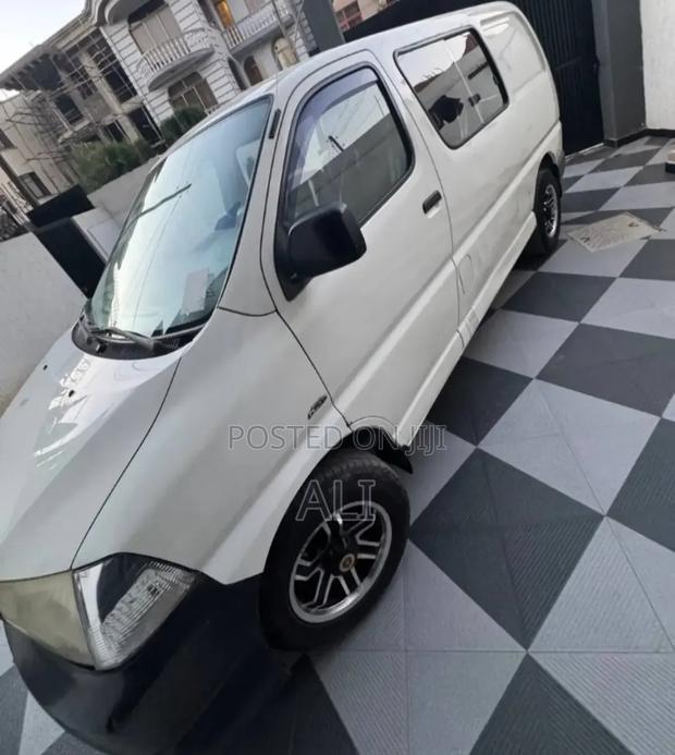 Toyota Grand HiAce 2002 White