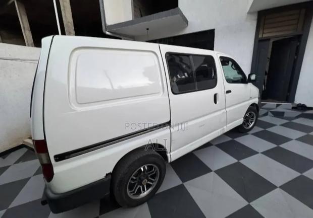Toyota Grand HiAce 2002 White