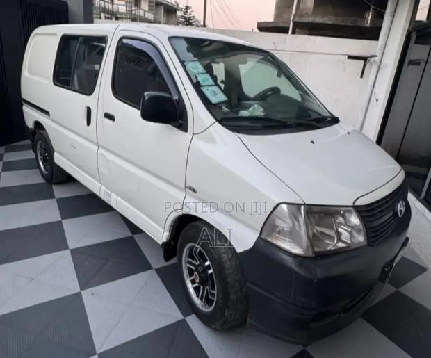 Toyota Grand HiAce 2002 White