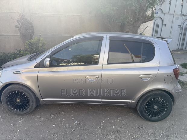 Toyota Vitz 2004 Gray