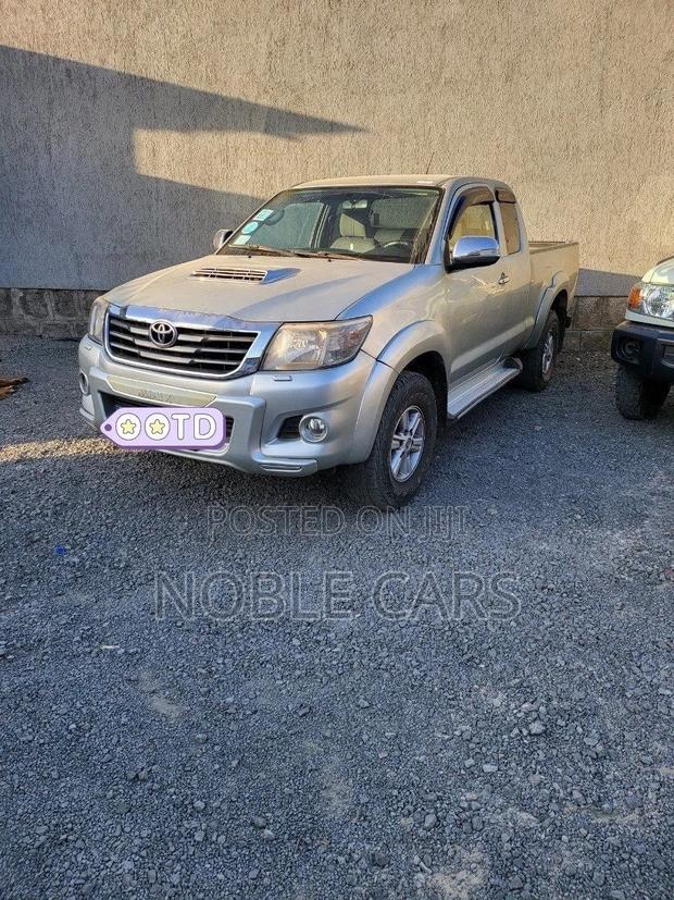 Toyota Hilux 2012 Gold