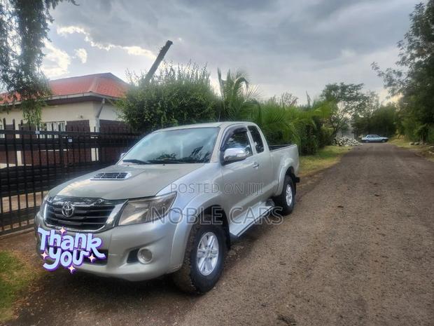 Toyota Hilux 2012 Gold