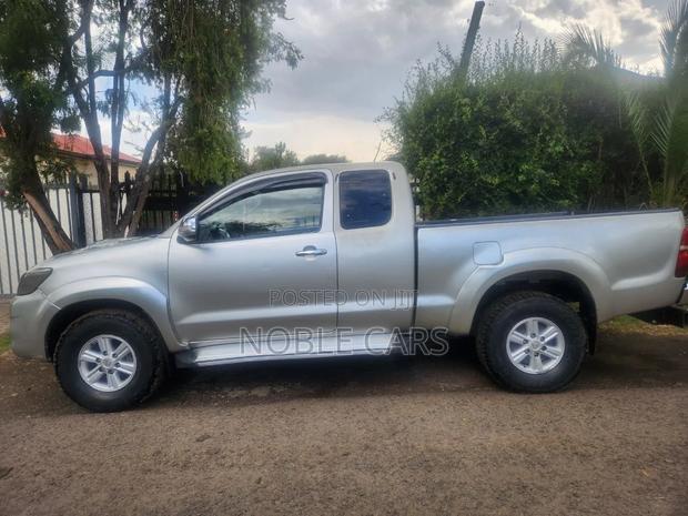 Toyota Hilux 2012 Gold