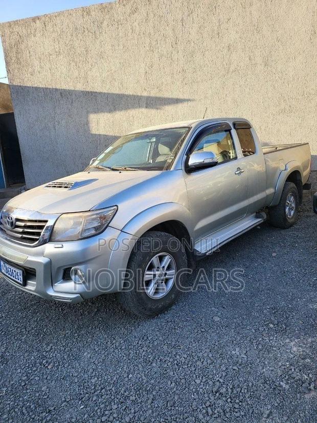 Toyota Hilux 2012 Gold