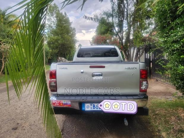 Toyota Hilux 2012 Gold