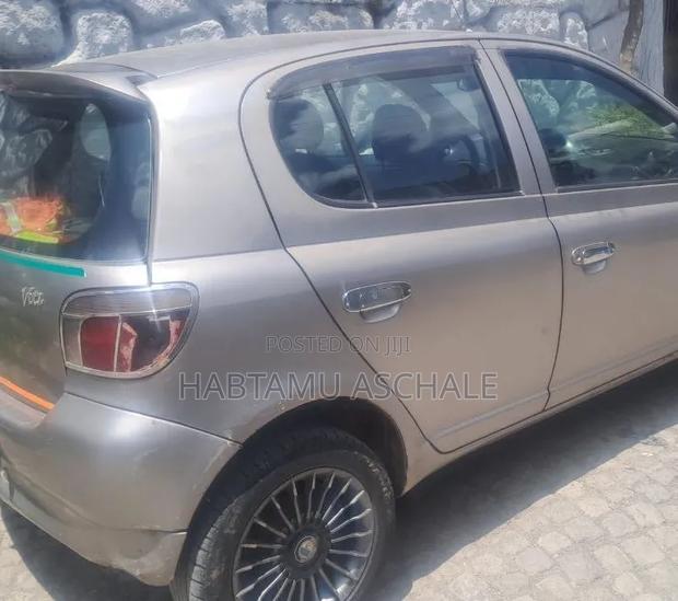 Toyota Vitz 2001 Gold