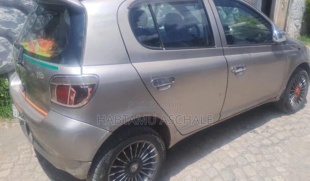 Toyota Vitz 2001 Gold