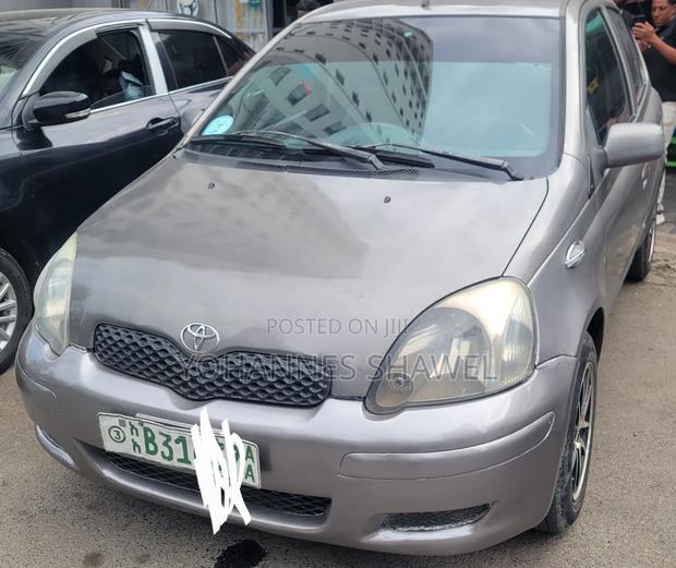 Toyota Vitz 2002 Silver