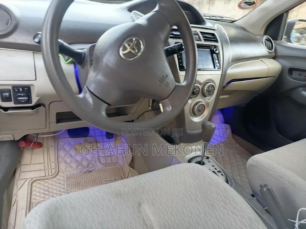 Toyota Belta 2010 Silver