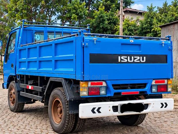 Isuzu ELF Truck 1999 Blue
