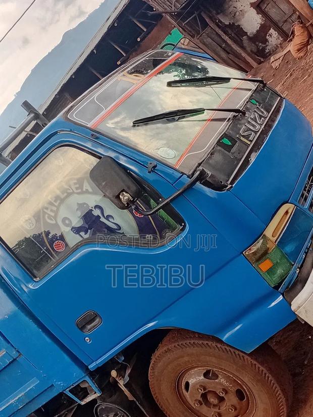 Isuzu ELF Truck 1999 Blue