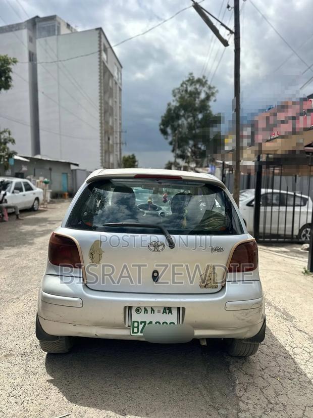 Toyota Vitz 2002 Silver